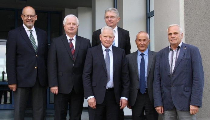 Sie wurden in den Vorstand des Vereins zur Förderung der Luft- und Kältetechnik e. V. wiedergewählt (v. li.): Rechtsanwalt Wülfrath, Dr. Herzog, Prof. Wobst, Prof. Franzke, Dr. Bannasch, Prof. Trogisch.