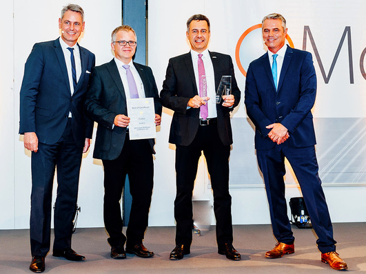 Preisverleihung in München - (v. li.) Robert Metzger, Geschäftsführer der Munich Expo, Peter Riegler und Thomas Heli von ebm-papst sowie Moderator Jan Stecker