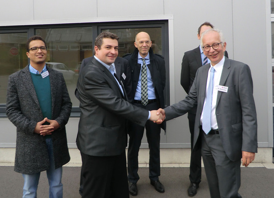 Taner Özbiyik (vorne l.) und Dr. Dirk Renschen (vorne r.) besiegeln die Kooperation im Bereich Lufthygiene zwischen TZWL und DMT.