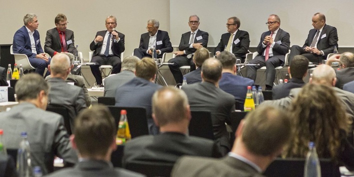 Podiumsdiskussion Die TGA als Buhmann im Bauprozess: Prof. Dr.-Ing. Michael Bauer, Manfred Kölbl, Thomas Lehmann, Karl-Walter Schuster, Prof. Dr. Klaus Eschenbruch, Prof. Dr.-Ing. Norbert Preuß, Klaus Ringsleben und Hermann Sperber (v.l.n.r.)