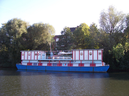 Das schwimmende Theater HoheLuftschiff in Hamburg bietet jungen Menschen die Möglichkeit, selbst ins Rampenlicht zu treten.