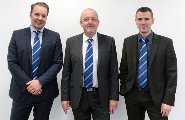 Generationswechsel bei Oppermann: Michael Bachmann (Mitte) geht zum Jahresende in den Ruhestand, Matthias Fricke (li.) und Niklas Hain (re.) übernehmen die Leitung des Vertriebs.