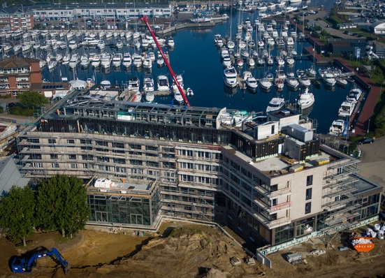 Im Frühjahr 2018 eröffnet das Arborea Marina Resort Neustadt in der Lübecker Bucht. Das Hotelkonzept setzte sich unter mehr als 50 Bewerberprojekten der Daikin-Ausschreibung FOR F.R.E.E. Förderprojekt Regenerative Energie-Effizienz durch.