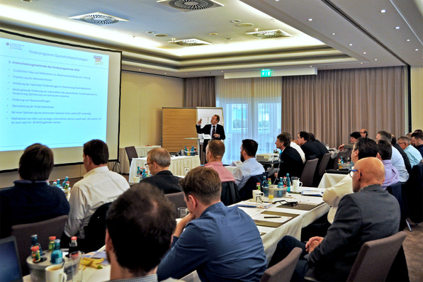 Lutz Kalkutschky erläutert den Teilnehmern des Förder-Informationstages des BTGA die Industrieförderung des Bundesministeriums für Wirtschaft und Energie (BMWi).