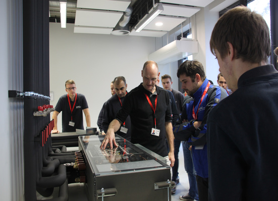 Dipl.-Ing. Ralf Niesmann (m.) veranschaulichte die technischen Details der Klimageräte in den hauseigenen Schulungsräumen.