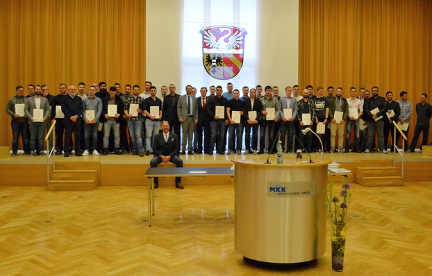 Eine ganze Bühne voller Mechatroniker für Kältetechnik bei der Abschlussfeier in der Barbarossastadt Gelnhausen.