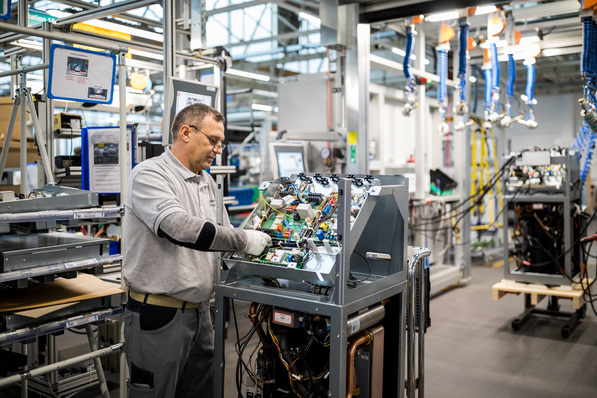 Die Vaillant Group baut im Werk Remscheid seit 2017 Wärmepumpen in großer Zahl. Die Produktionskapazität für Wärmepumpen wurde im Jahresverlauf verdoppelt. Gleichzeitig hat der Remscheider Heiztechnikspezialist im Wärmepumpengeschäft zusätzliche Marktanteile gewonnen.
