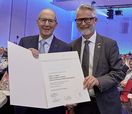 Zum 50-jährigen Meisterjubiläum übereicht der Kreishandwerksmeister Andreas Drotleff (re.) dem Firmengründer Peter Huber (li.) den Diamantenen Meisterbrief von der Handwerkskammer Freiburg.