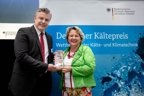 Bundesumweltministerin Svenja Schulze übergibt den Deutschen Kältepreis 2018 an Jan-Philip Wagner, Vertriebsdirektor bei Menerga.