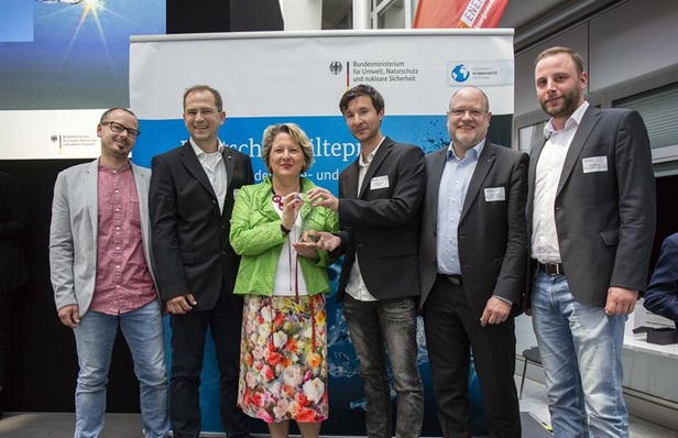 Vertreter von e-design, Daikin und Hörburger mit Bundesumweltministerin Svenja Schulze bei der Verleihung des Deutschen Kältepreises 2018.