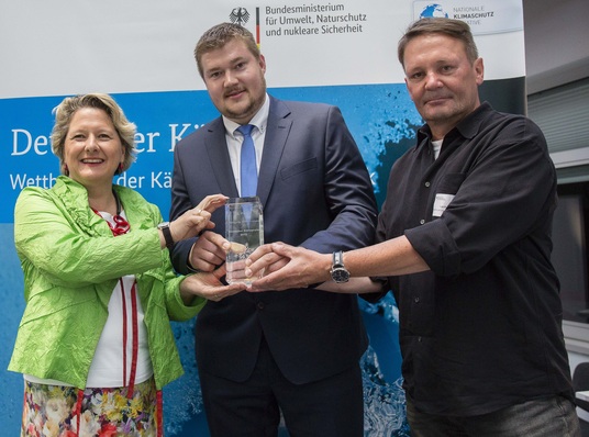 Vertreter der EAW Energieanlagenbau GmbH und des Instituts für Luft- und Kältetechnik Dresden (ILK) erhielten aus den Händen von Bundesumweltministerin Svenja Schulz die Auszeichnung Deutscher Kältepreis 2018 in der Kategorie "Kälte- und klimatechnische Innovationen".