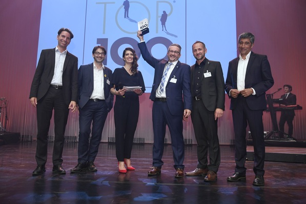 Sie waren bei der Preisverteilung dabei (v.l.n.r.): Wissenschaftlicher Leiter von TOP 100, Prof. Dr. Nikolaus Franke, Laudator und Chefredakteur impulse Nikolaus Förster, Moderatorin Linda Zervakis, Vorstandsvorsitzender der Peter Huber Kältemaschinenbau GmbH, Daniel Huber, stellvertretender Vorstandsvorsitzender Joachim Huber, Mentor von TOP 100 Ranga Yogeshwar.