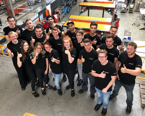 Die neuen Auszubildenden erkunden mit drei Ausbildern die Fertigung.