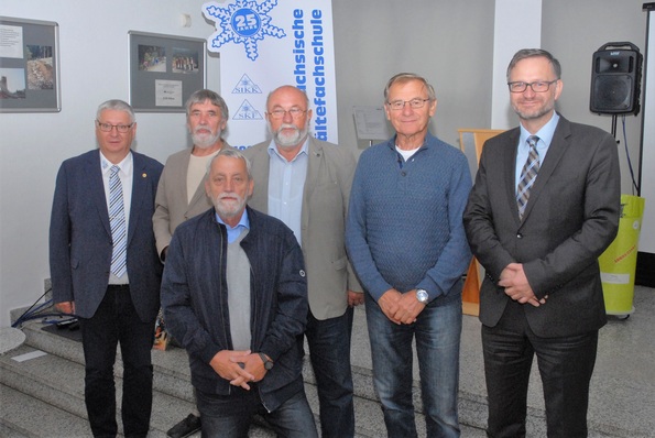 Die Männer der ersten Stunden der Kälteschule Sachsen (v.l.): Obermeister Wilfried Otto, Fredo Georgie (ehem. Vogtlandkreis), Peter Mickan (ehem. Gesellenprüfungsausschussvorsitzender), Rudolf Beer (ehem. Schulleiter BSZ Vogtland), Raphael Kürzinger, Oberbürgermeister der Stadt Reichenbach, unten: Joachim Naumann (erster Schulleiter SKF).