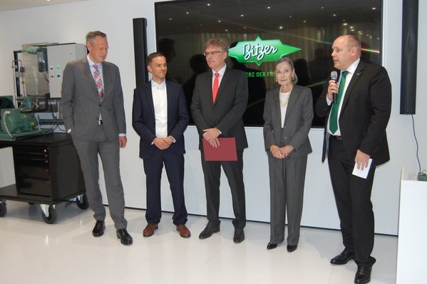 V.l.: Ingo Smit (The Schaufler Foundation), Preisträger Patrick Horn, Prof. Dr. Michael Arnemann (HS Karlsruhe), Christiane Schaufler-Münch (Bitzer SE) und Rainer Große-Kracht (CTO bei Bitzer).