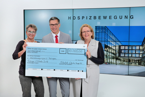 Gerd Hofer übergibt der Hospizbewegung Ratingen, stellvertreten durch Ingrid Overbeck (l.) den Scheck.