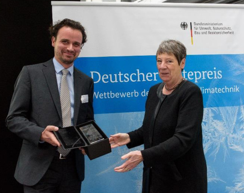 Umweltministerin Barbara Hendricks übergab Marcus Honke, Projektleiter, den mit 10.000 Euro dotierten Preis für die beste Innovation.